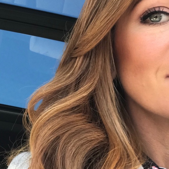 Meet your Posher, Karie Hairstylist/makeupartist - Picture 7 of 8